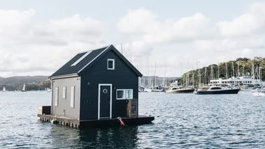 Airbnb NSW stay: a floating house in Pittwater