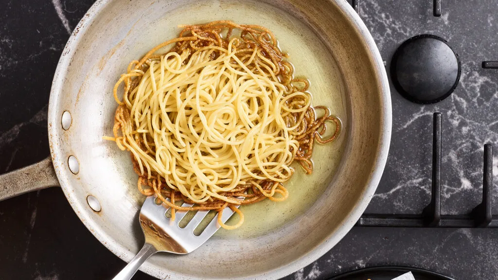 Spaghetti all'assassina recipe step 4: Fry spaghetti cakes in pan