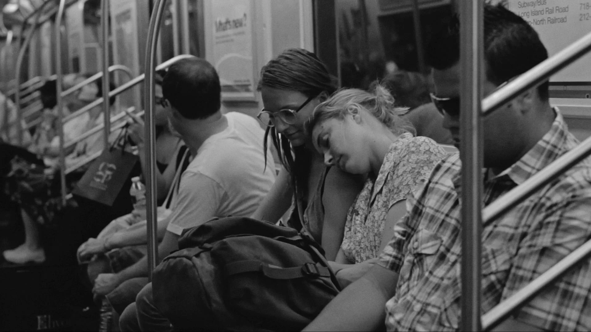 greta gerwig in frances ha on the train