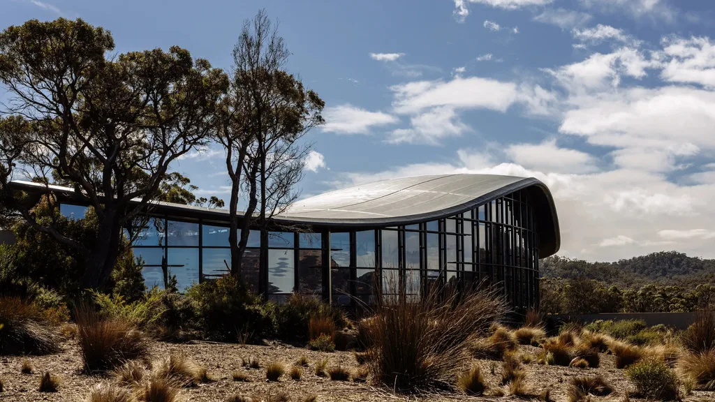 Saffire Freycinet curved glass facade