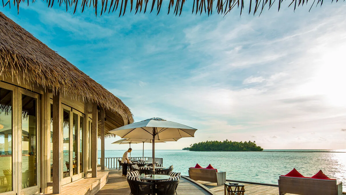 Enjoy sundowners at the cocktail bar at Como Maalifushi.