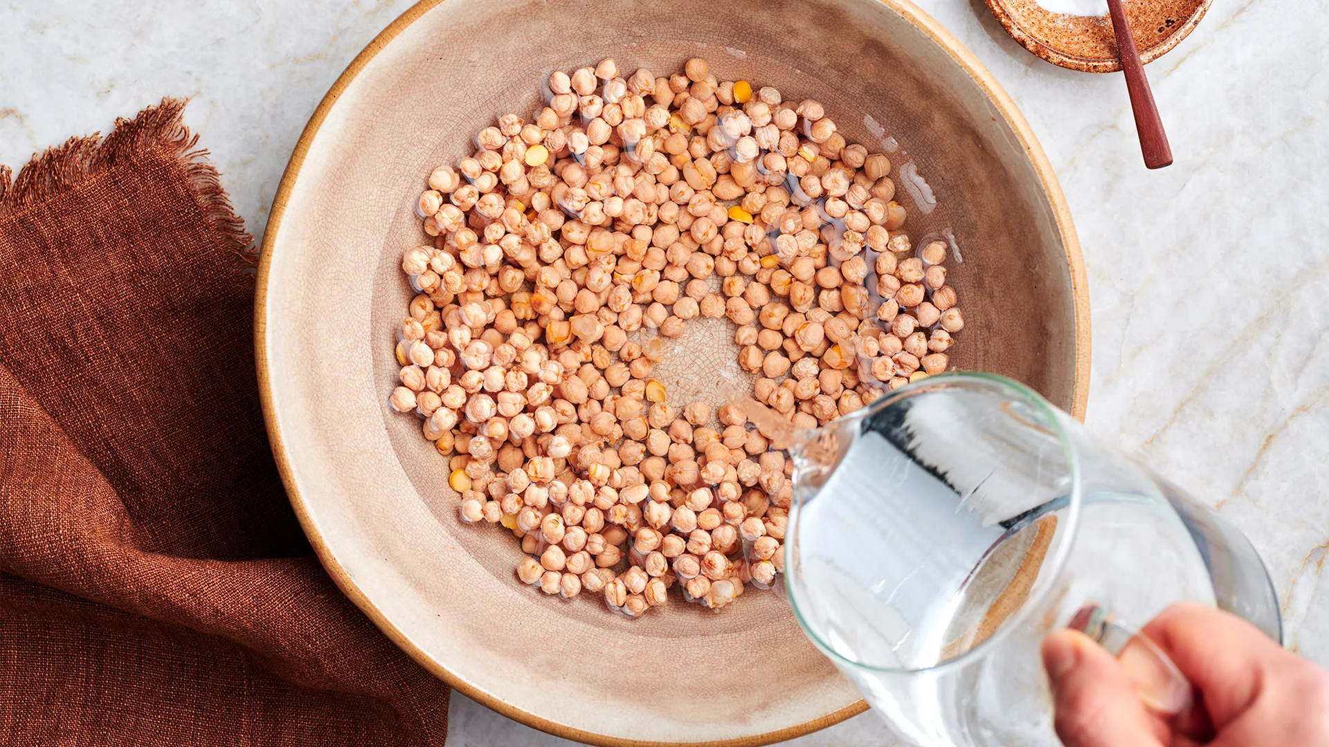 Covering chickpeas with water