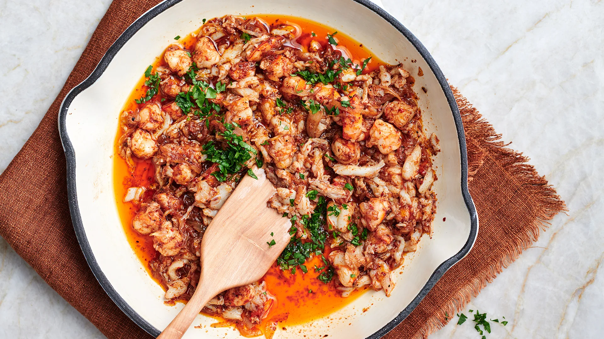 Cooking prawn and toum mixture with crab.
