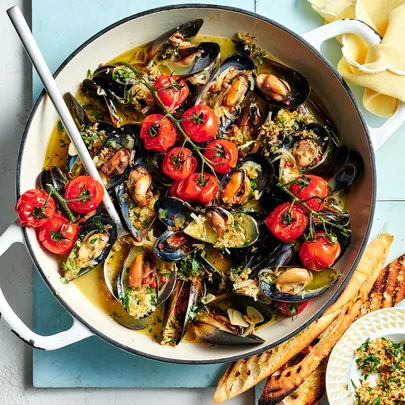 Ouzo, saffron and garlic mussels