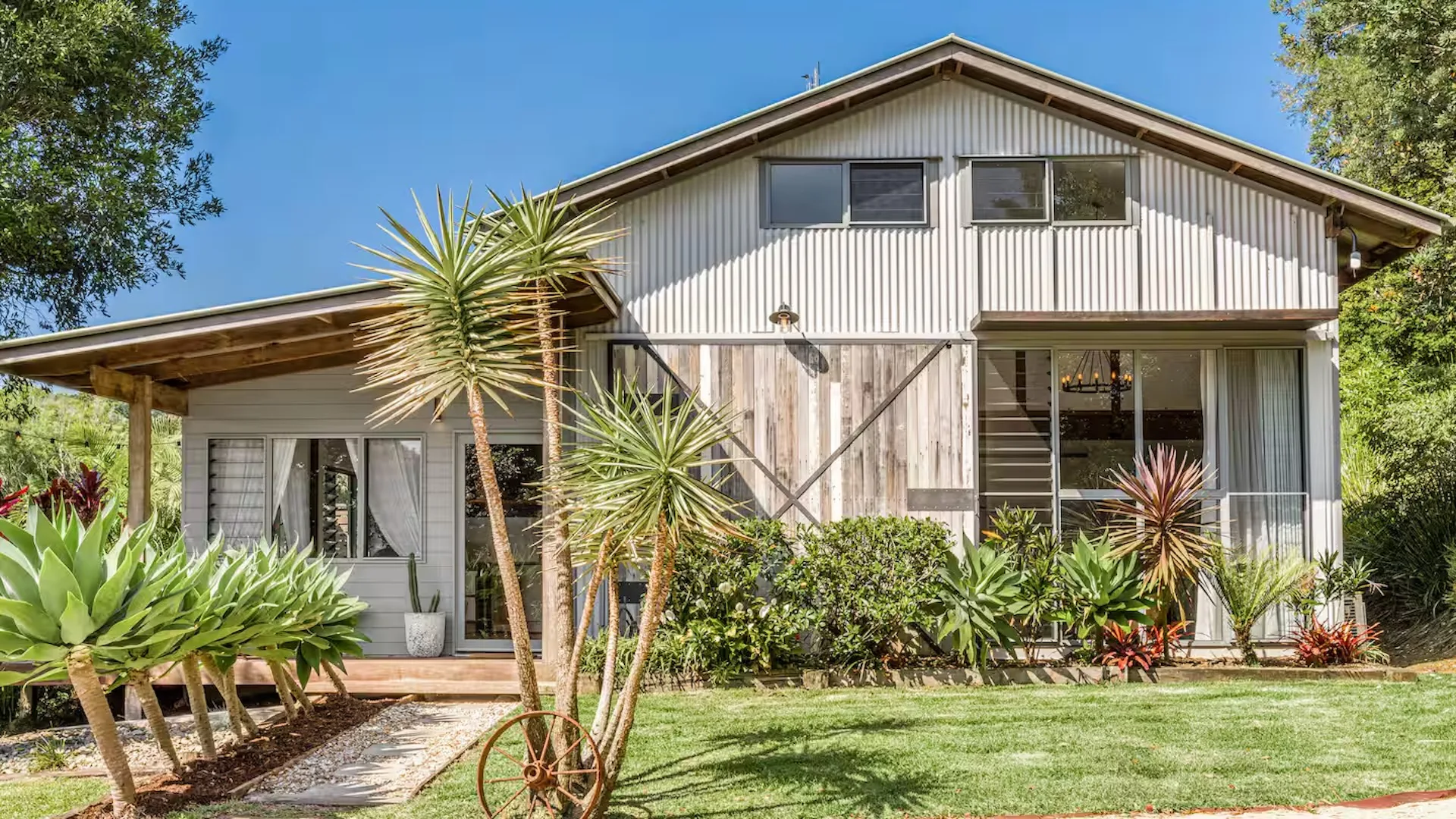 The Barn Door is a beautifully renovated space suitable for couples or small families wanting to explore the areas around Byron Bay.