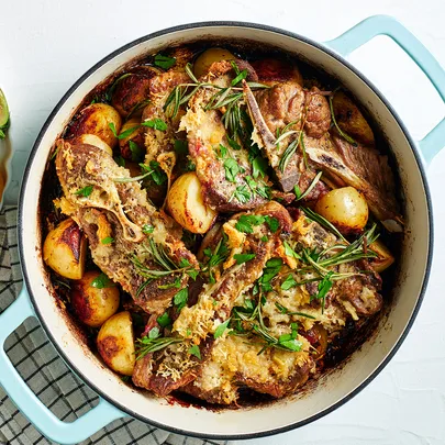 Oven-roasted lamb chops with potatoes, pecorino and rosemary