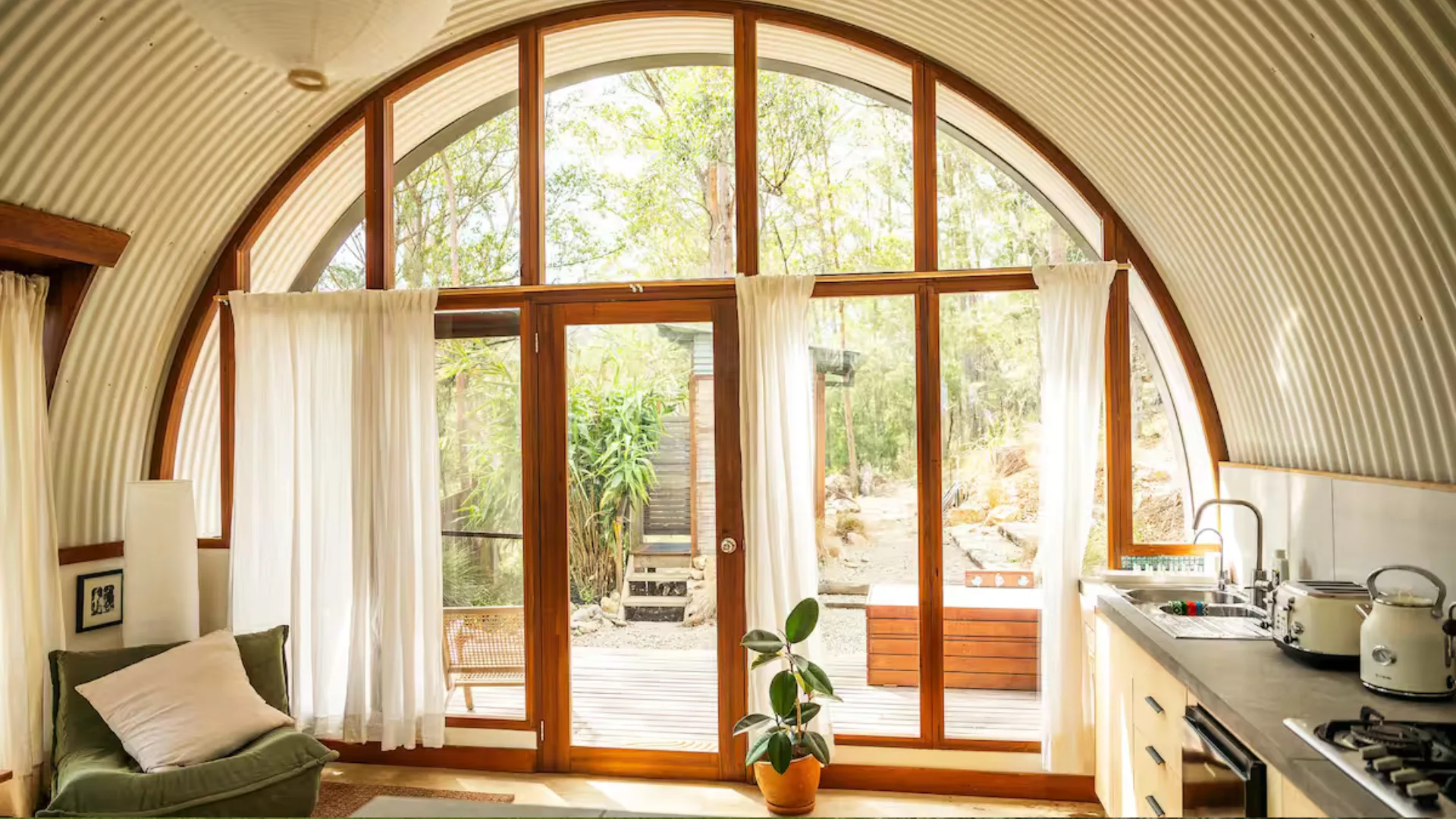 Round House Retreat, an Airbnb in the South Coast