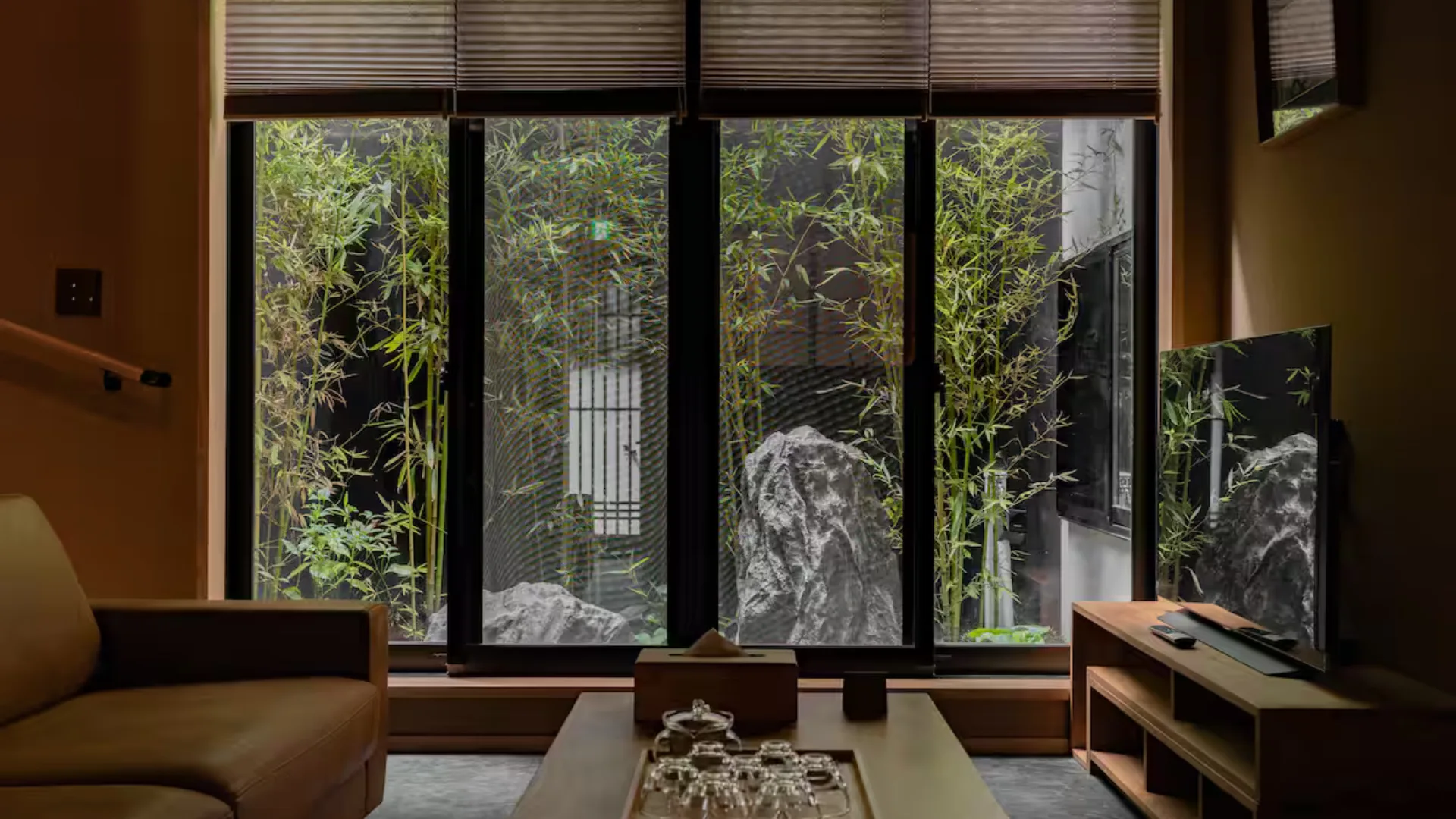 The serene living room at Tsuru Inn Tao Waji Airbnb in Osaka
