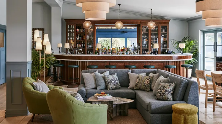 Cosy lounge setting at George's Bar at Osborn House.