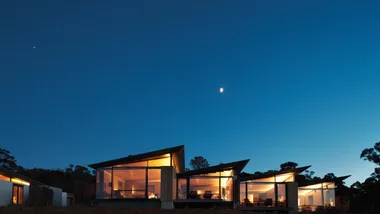The exterior of the suites at Saffire Freycinet at night with a clear starry sky above