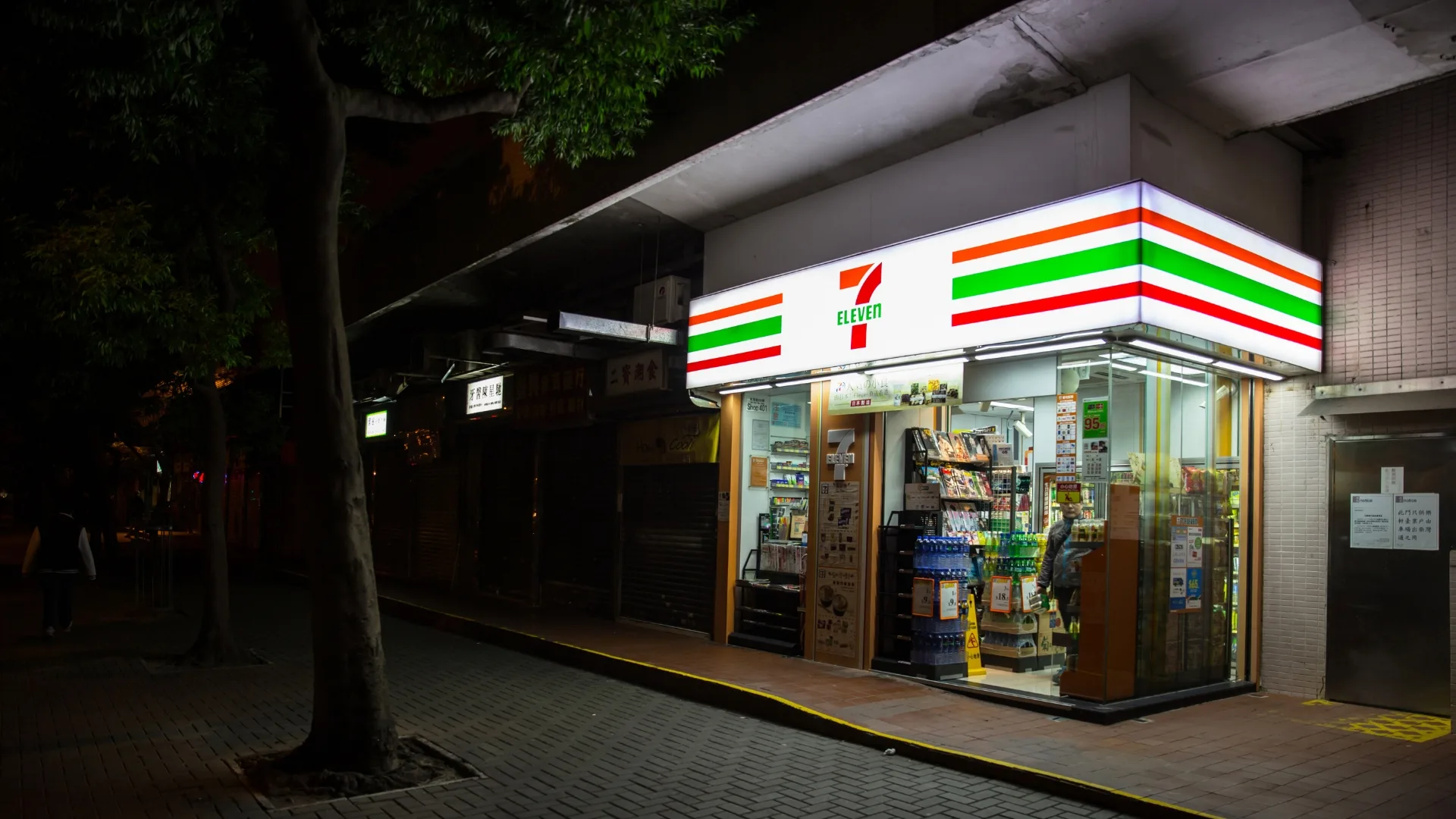 A 7-Eleven on a street in Japan 
