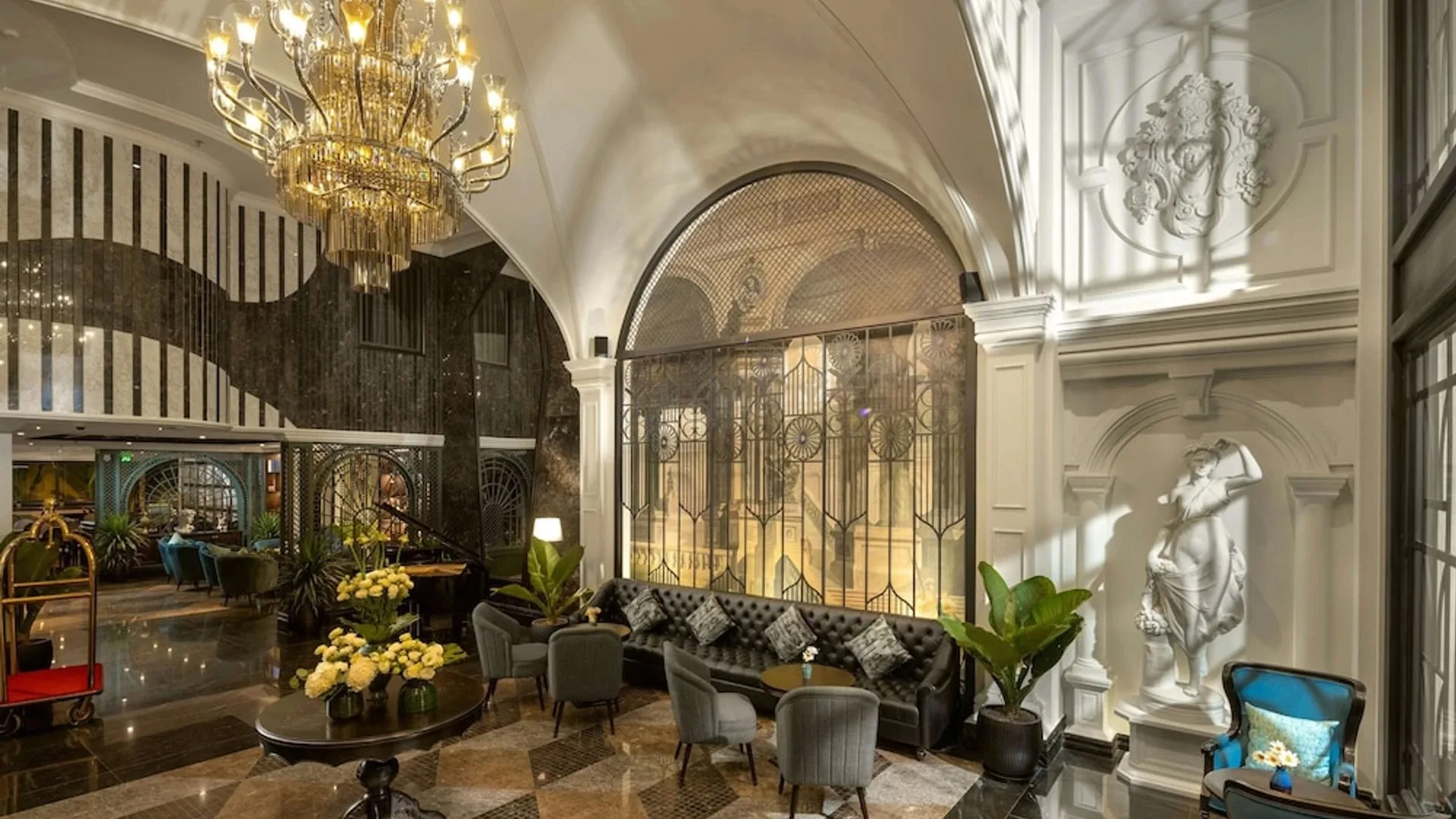 The Meritel Hotel in Hanoi complements its sumptuous design with a high level of service for solo travellers, couples, families and corporate groups alike.