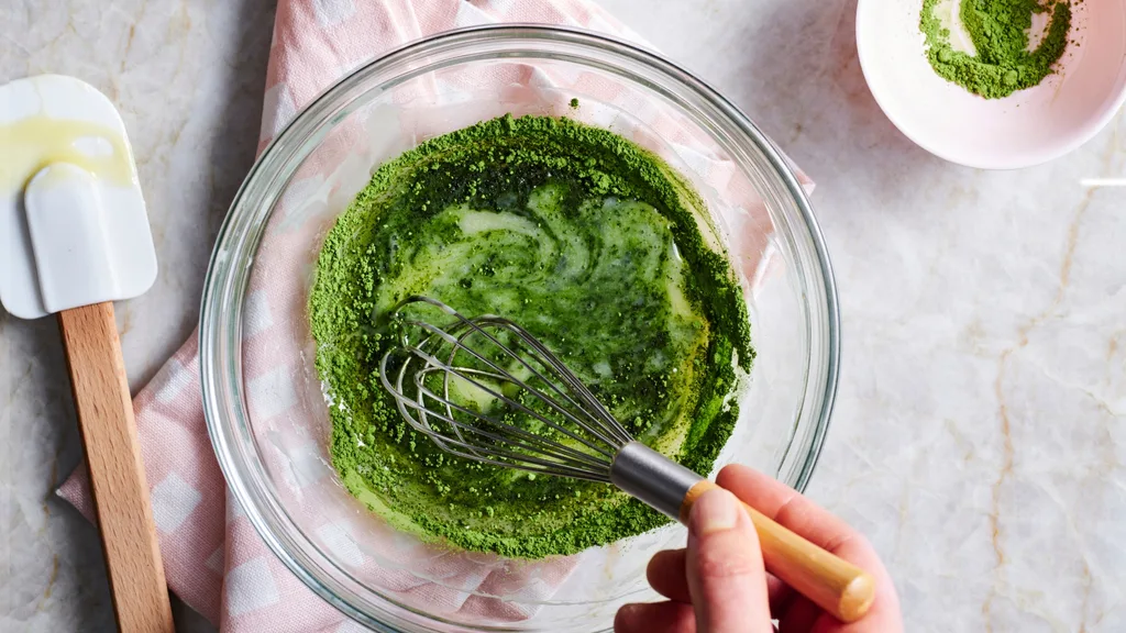 Heatproof bowl with matcha powder