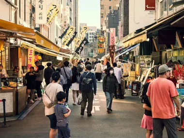 Buy fresh fish at Tsukiji and Toyosu, then have your haul prepared by a restaurateur.