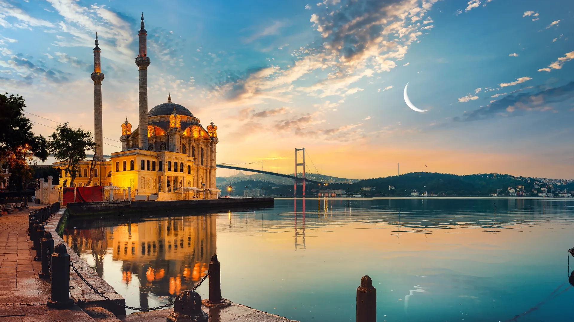 A beautiful photo of Istanbul, Turkey at dusk, one of the stops on the APT Luxury Travel cruises.