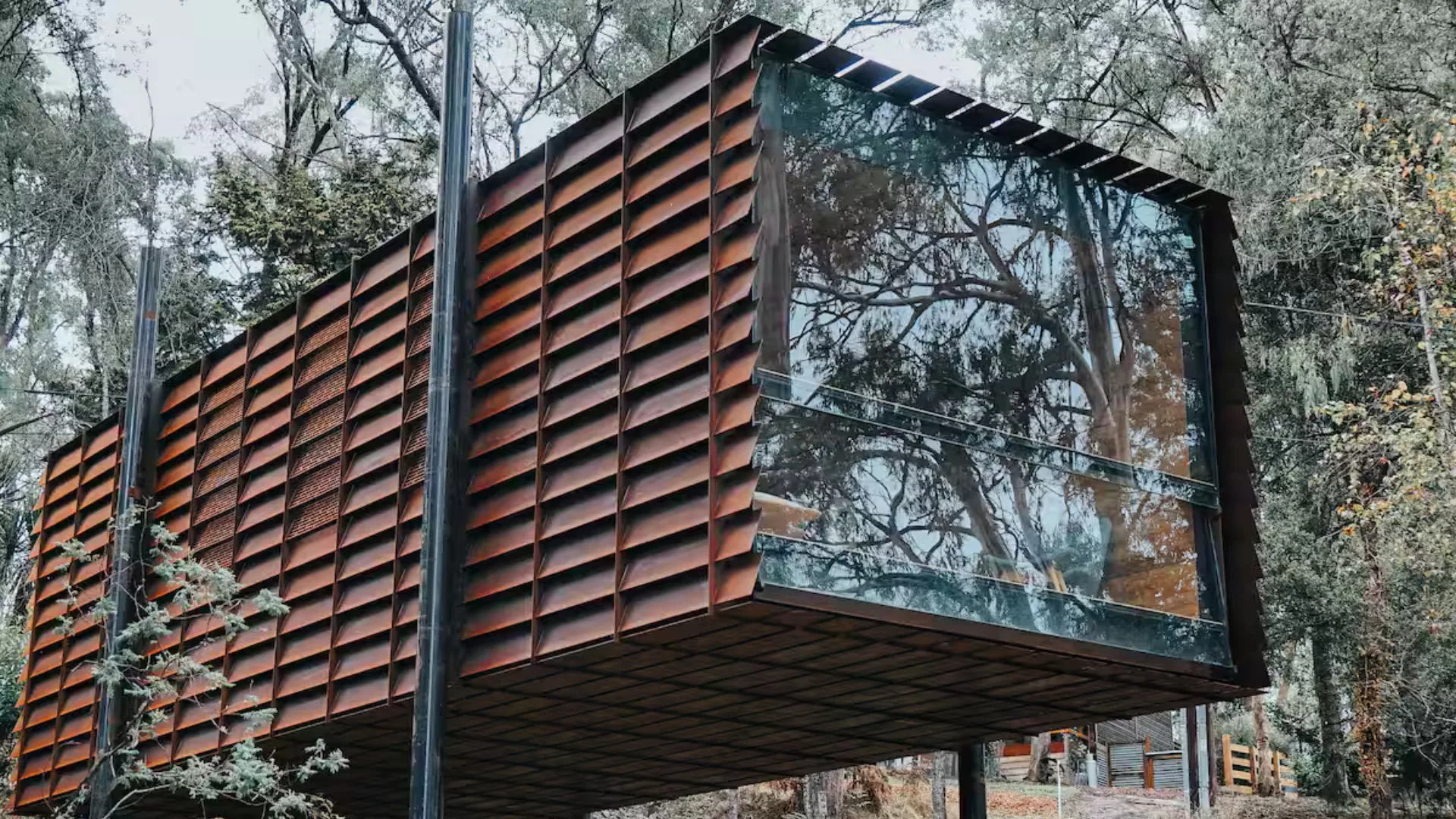 Sawmill Treehouse, an airbnb in Victoria