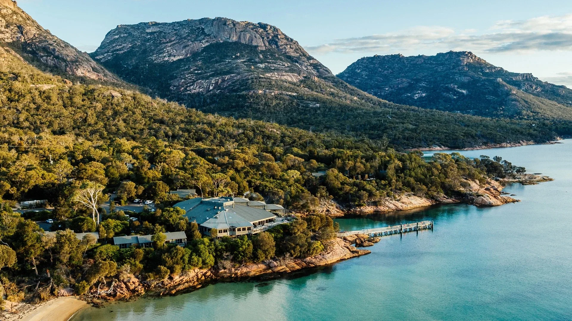 Freycinet Lodge in Coles Bay, surrounded by mountain ranges and Great Oyster Bay