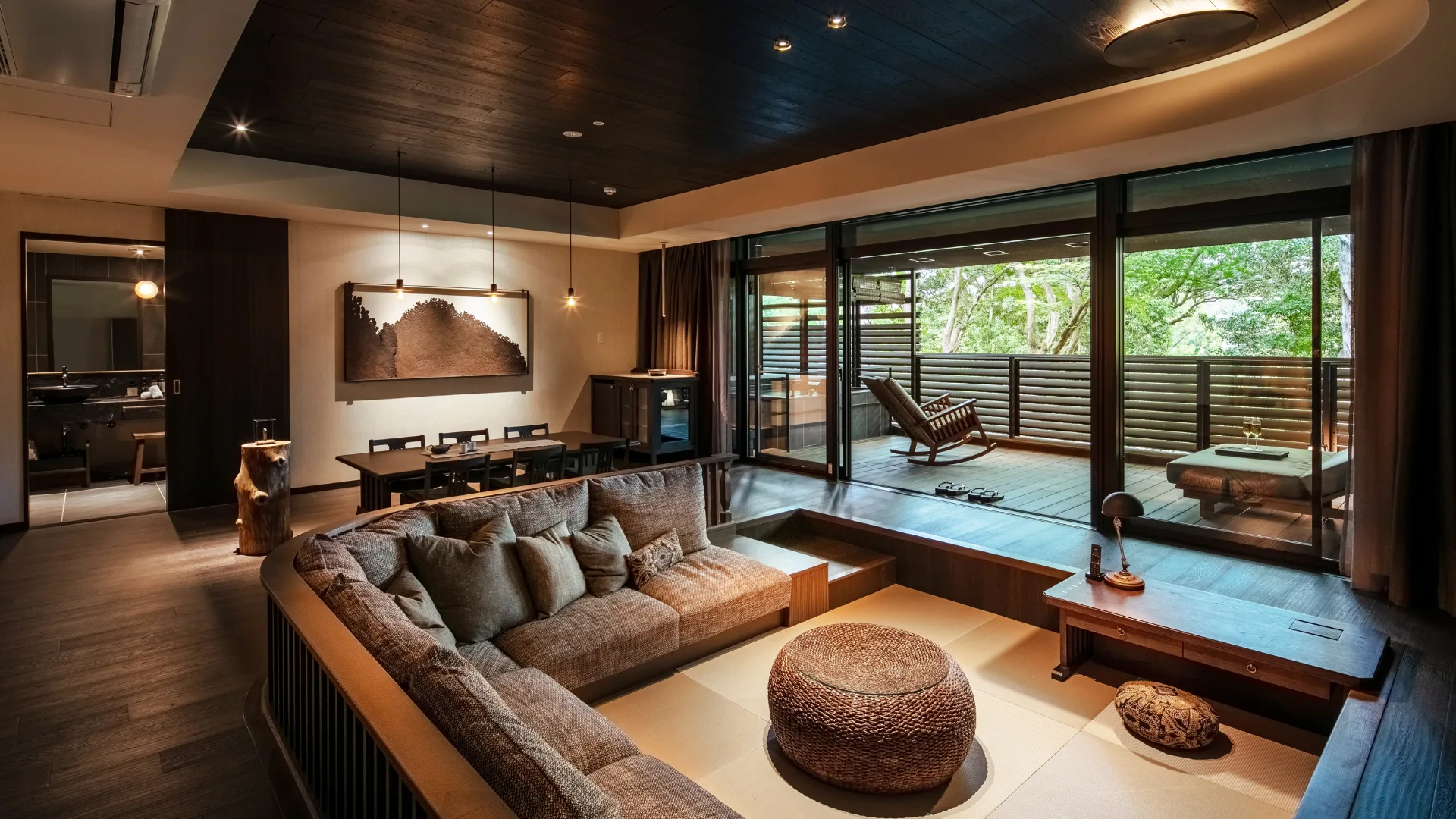 Guest room with sunken lounge