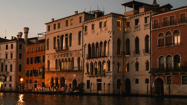 The Venice Venice Hotel façade.