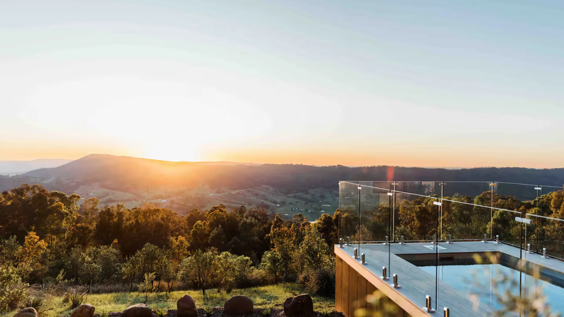 Off grid Airbnb with Mountain views, Pool and Fireplace in Lambs Valley