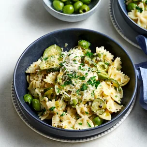 Farfalle with zucchini, leek and Sicilian olives