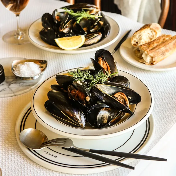 France-Soir's mussels in white wine and cream sauce
