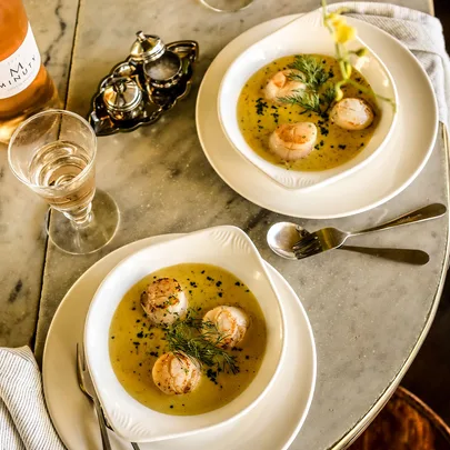 France-Soir’s  cassolette de Saint-Jacques au safran: Scallops in saffron sauce
