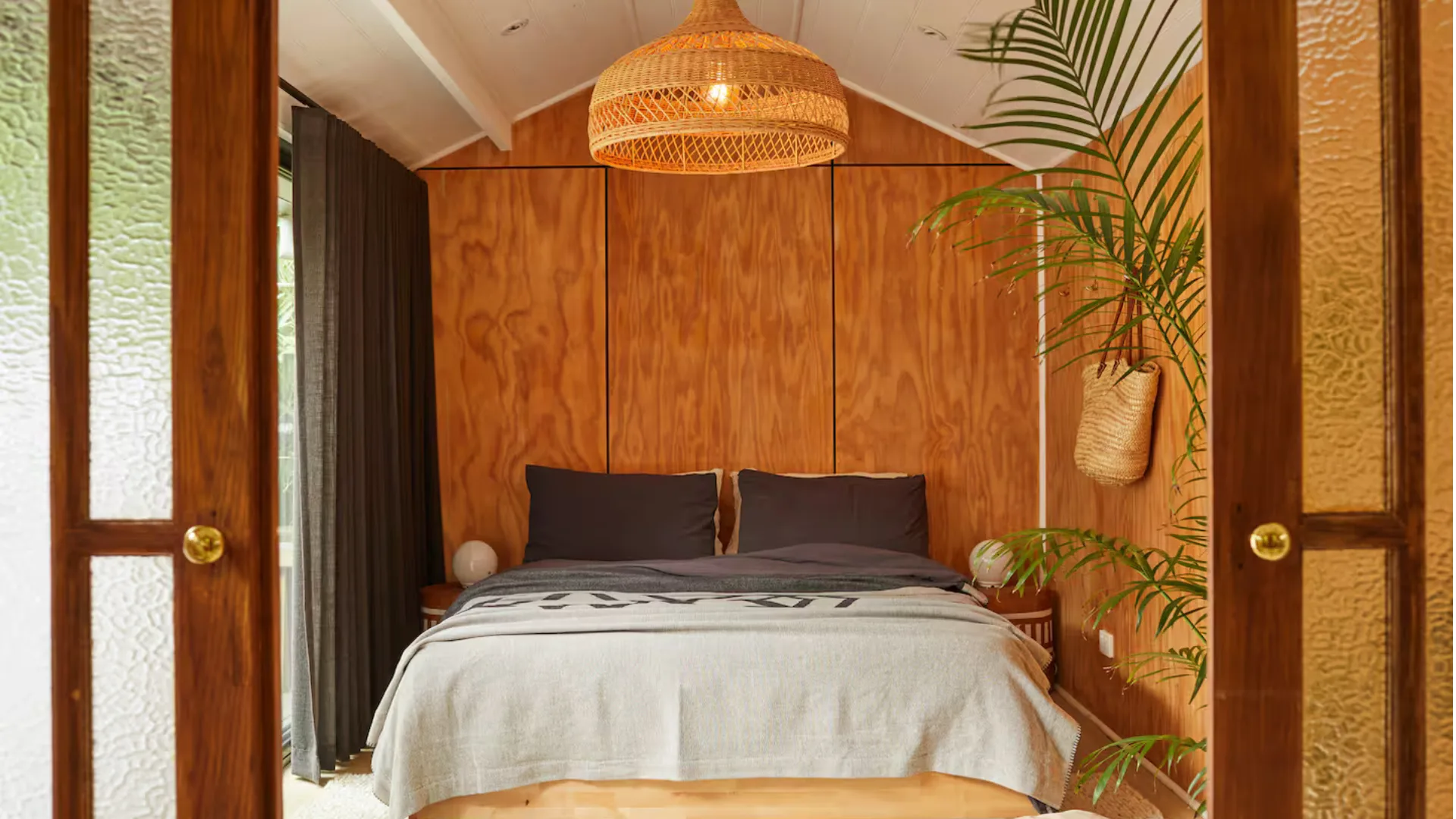 Cedar Cabin Airbnb in Byron by the Beach, close to Byron town centre