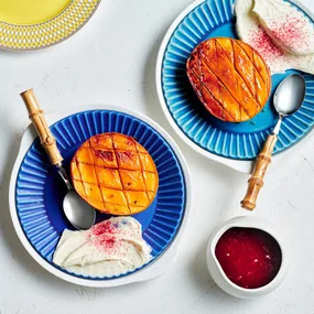Mango brûlée with cherry-berry sauce