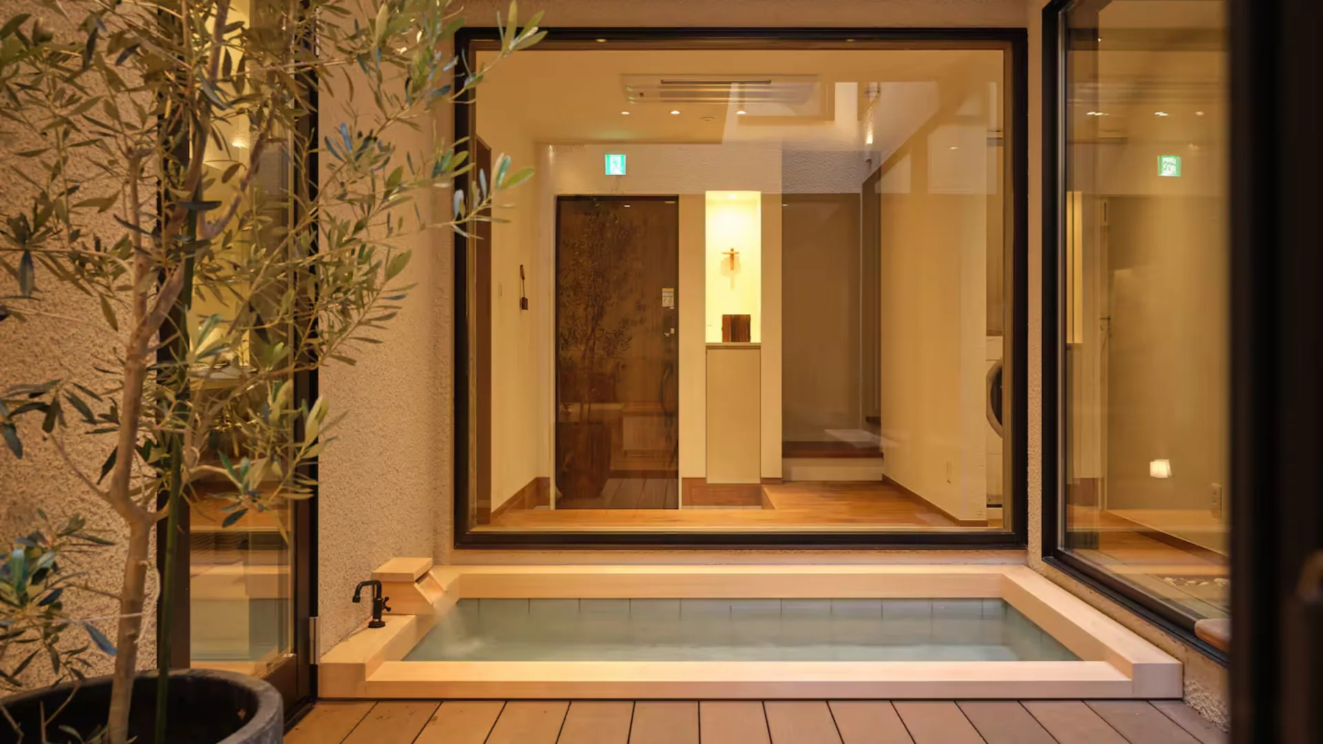 Okadoya Osaka Kishinosato tamade Airbnb in Japan with a sky Window and spa