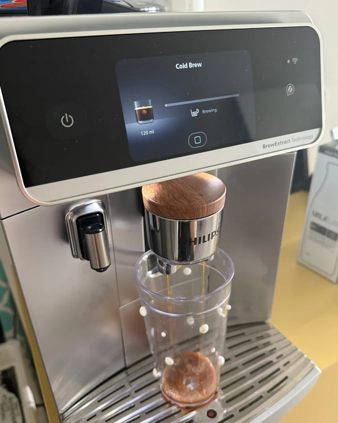 Testing the cold brew function on the Philips Café Aromis Series 8000