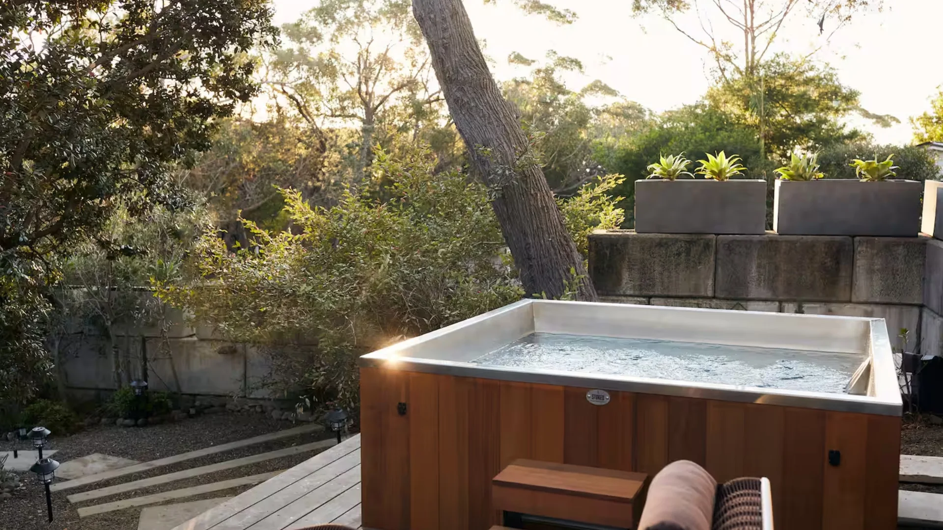 Romantic Escape at Hyams Beach with a hot tub on the deck