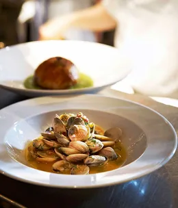 Rockpool Bar & Grill: Clams steamed with jamón serrano, white wine and flageolet beans