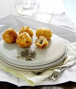 Crisp prawn dumplings with green tea salt