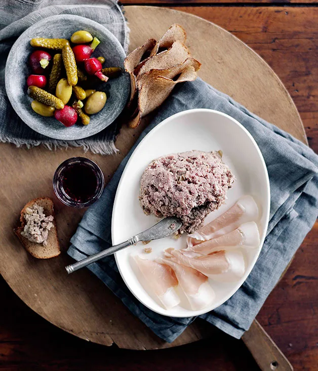 Plate of pig (pork pâté with lonza, radishes, cornichons and green Kalamatas)