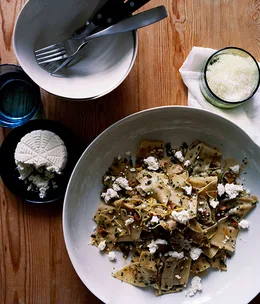 Whole-wheat pasta with almonds, parsley and ricotta