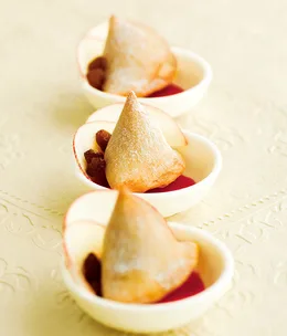 Apple in pastry triangles