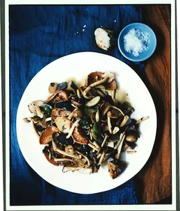 Warm salad of mushrooms with many olives