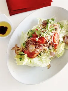 Spanish onion, sprout, tomato and lettuce salad