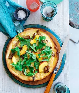 Pork pizza with provolone and peach and rocket salad