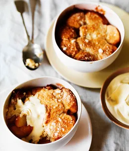 Peach cobbler with cardamom crust