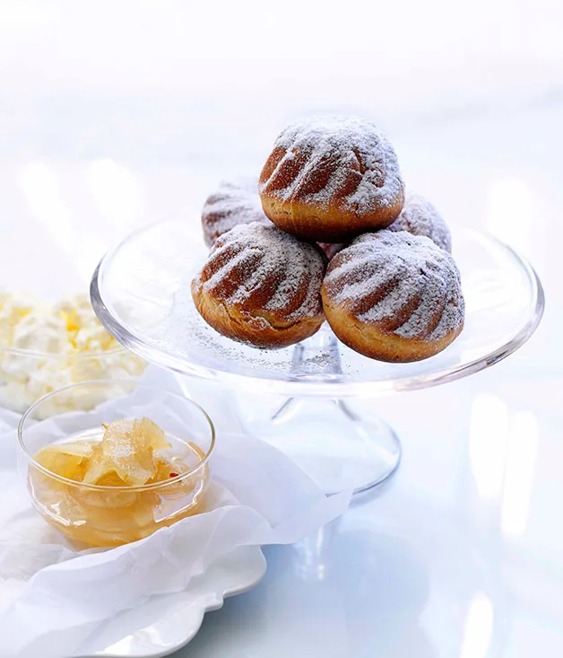 Yeast cakes with apple marmellata and ricotta