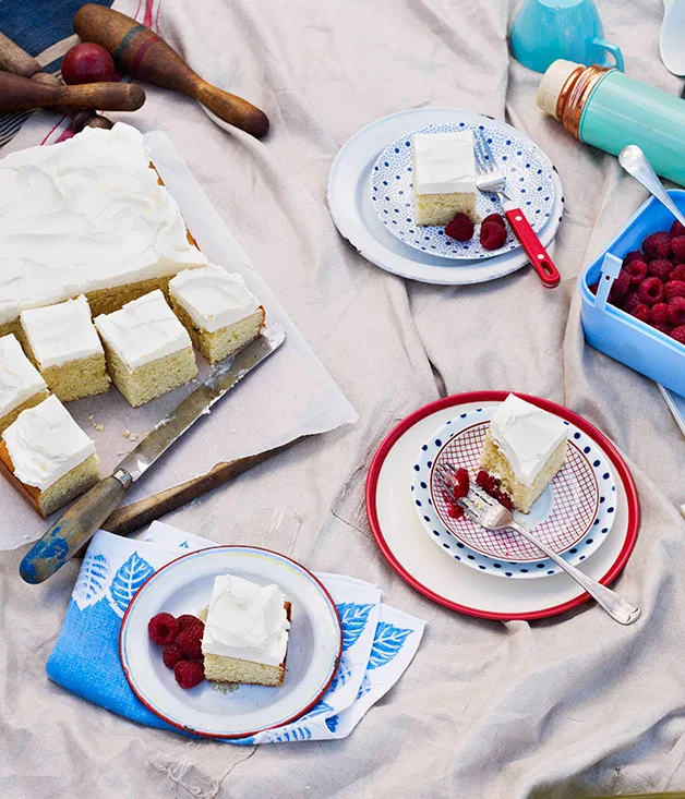 Buttermilk and vanilla cake with raspberries