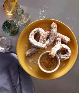 Salty-sweet churros with dulce de leche