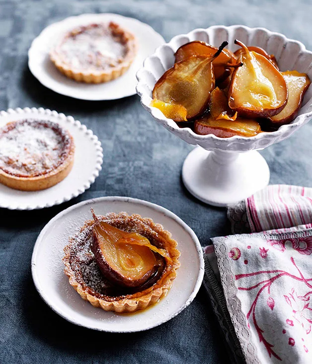 Little almond crostate with roast pears