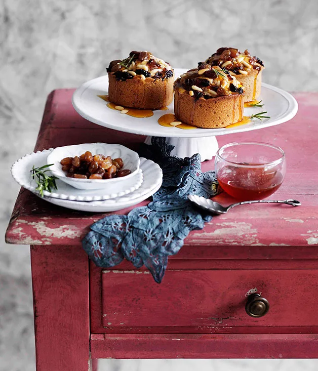 Chestnut cakes with raisins, pine nuts and honey