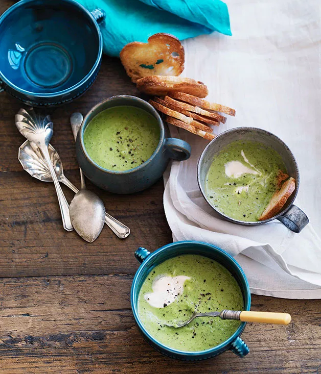 Chilled pea and mint soup with garlic croûtons