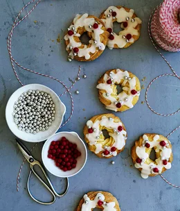 Almond shortbread wreaths with brandy glaze