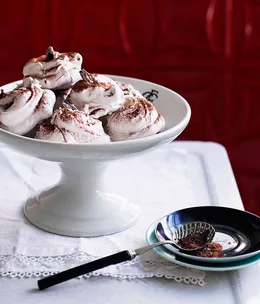 Chocolate and cinnamon suspiros