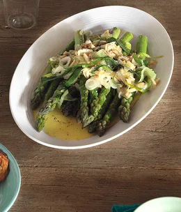 Asparagus with salad onions, garlic and almonds